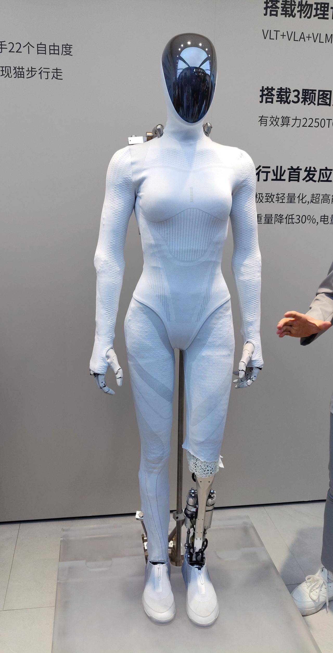 机器人拆解秀，小鹏机器人借势营销！在广州车展上，小鹏的机器人也出场营业，现场热