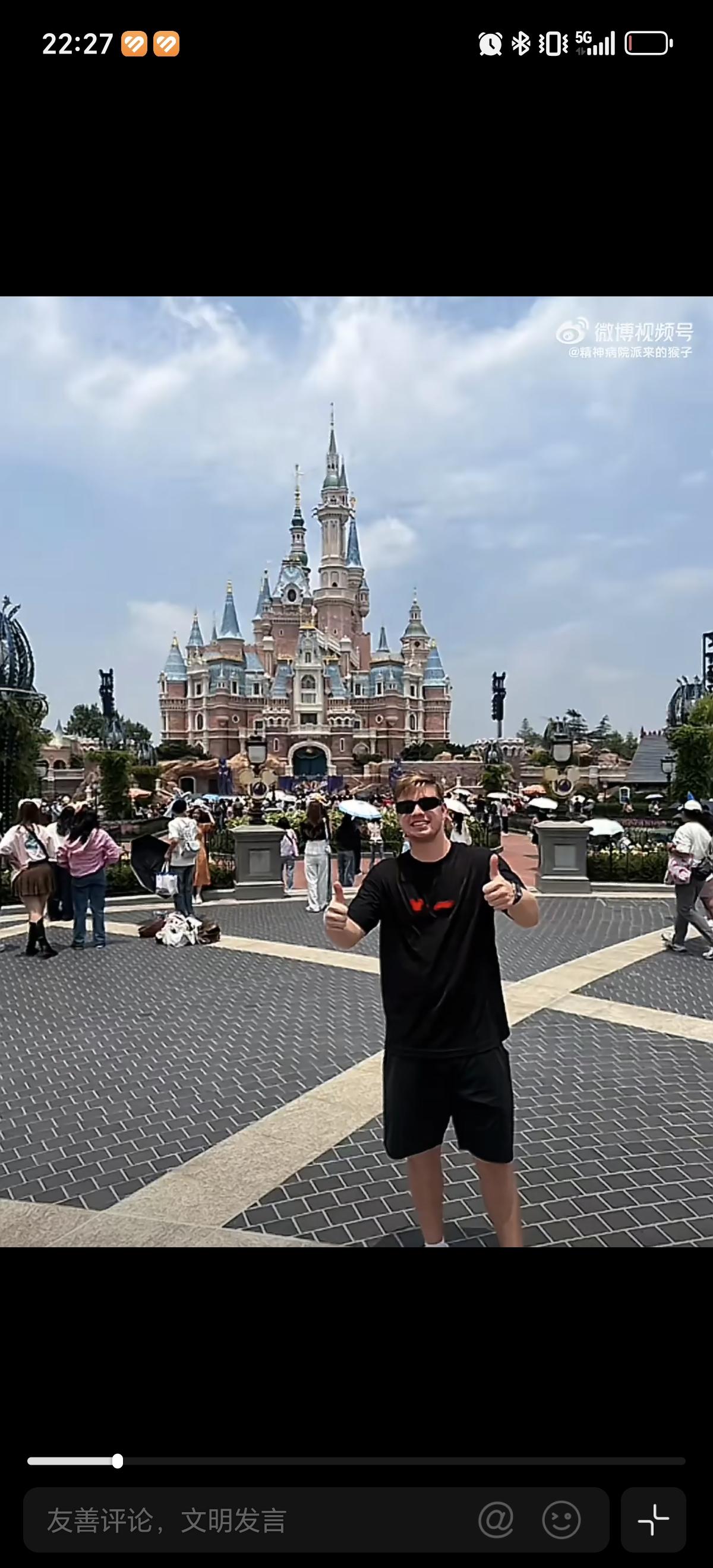 6月1日莫雷高德在上海迪士尼和小朋友一起庆祝六一儿童节，看着比小孩还兴奋各种合影