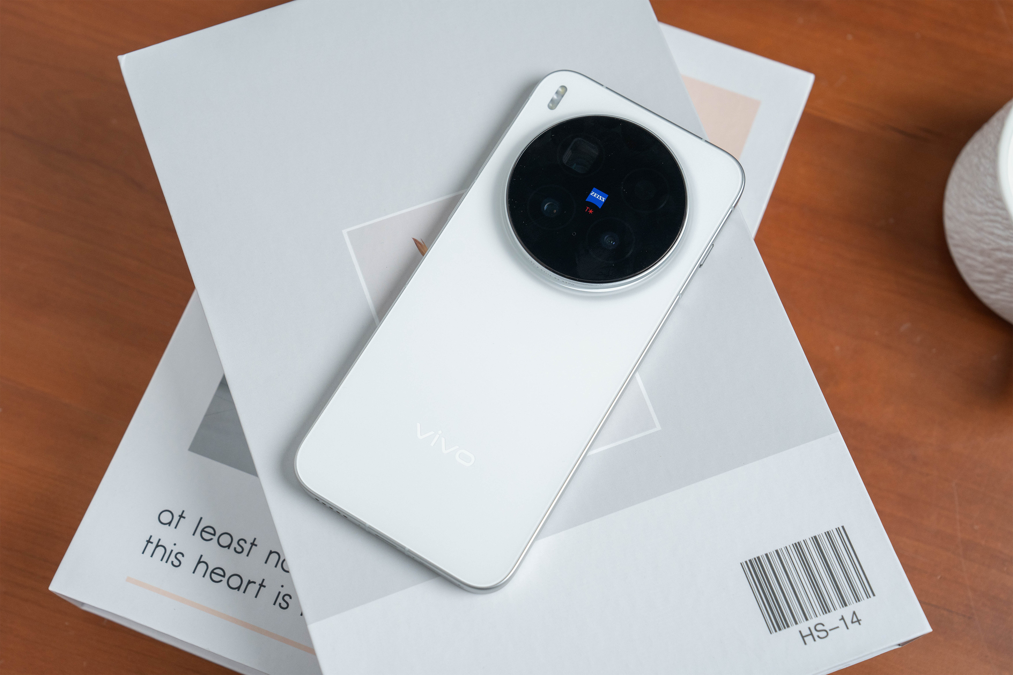 你还会选择安卓苹果双持吗双持中，一个安卓折叠屏，一个苹果。折叠屏没有可替代性。另