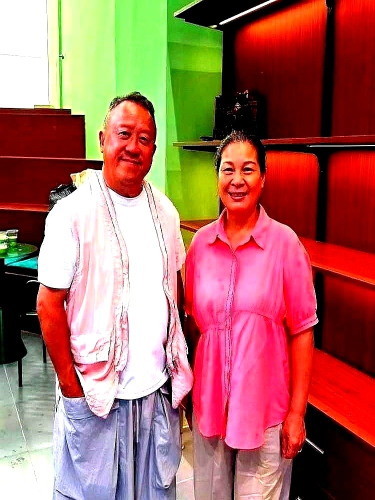 73岁递了5次辞职信才卸任TVB，曾志伟转头就被拍到在佛山和已故兄弟张家万的遗孀阿雪挑面包。这整整十