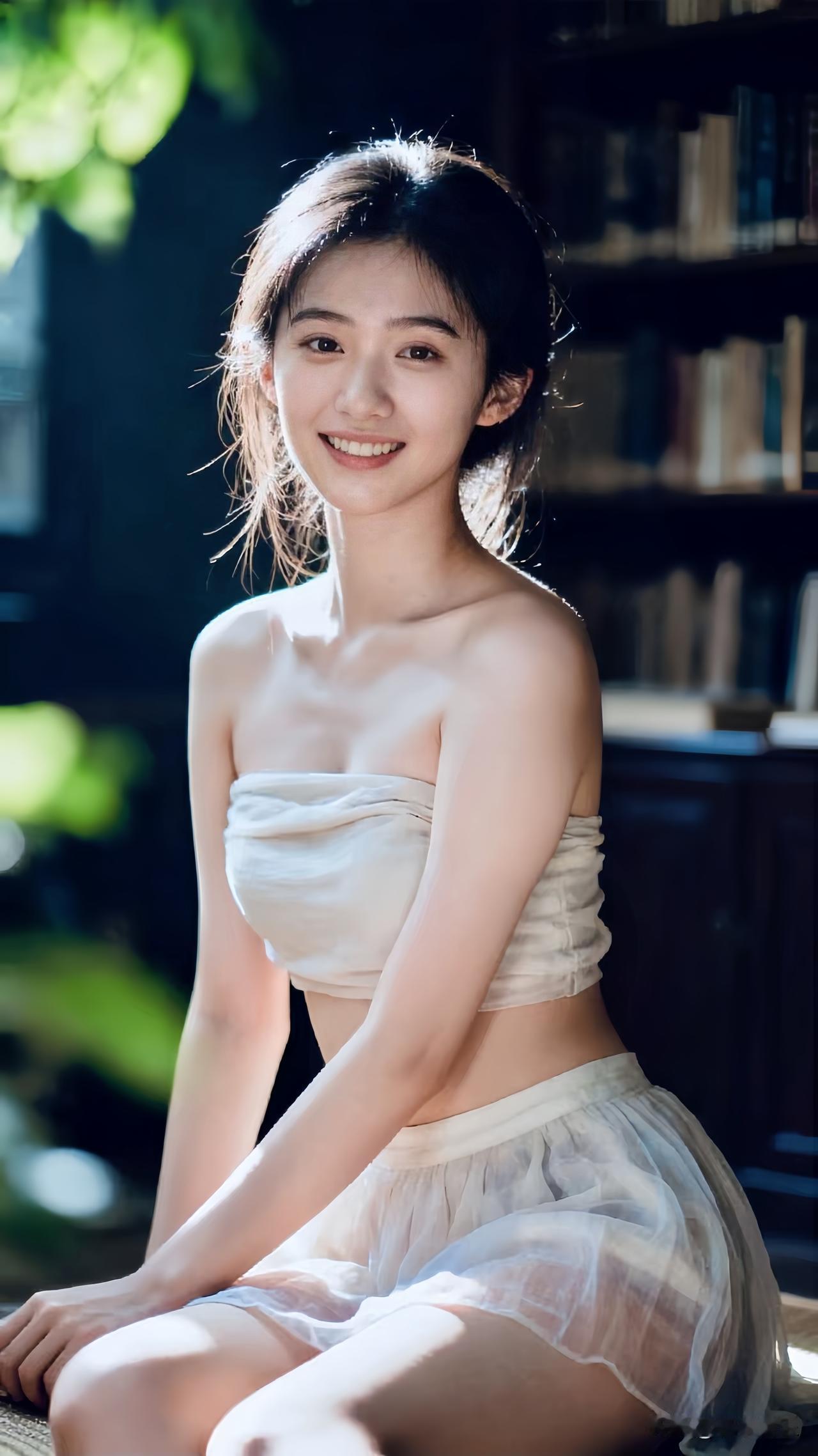  暖阳溜进书房，少女埋首书海，抬眸一笑，温柔了时光✨书香少女照分享你的随手拍