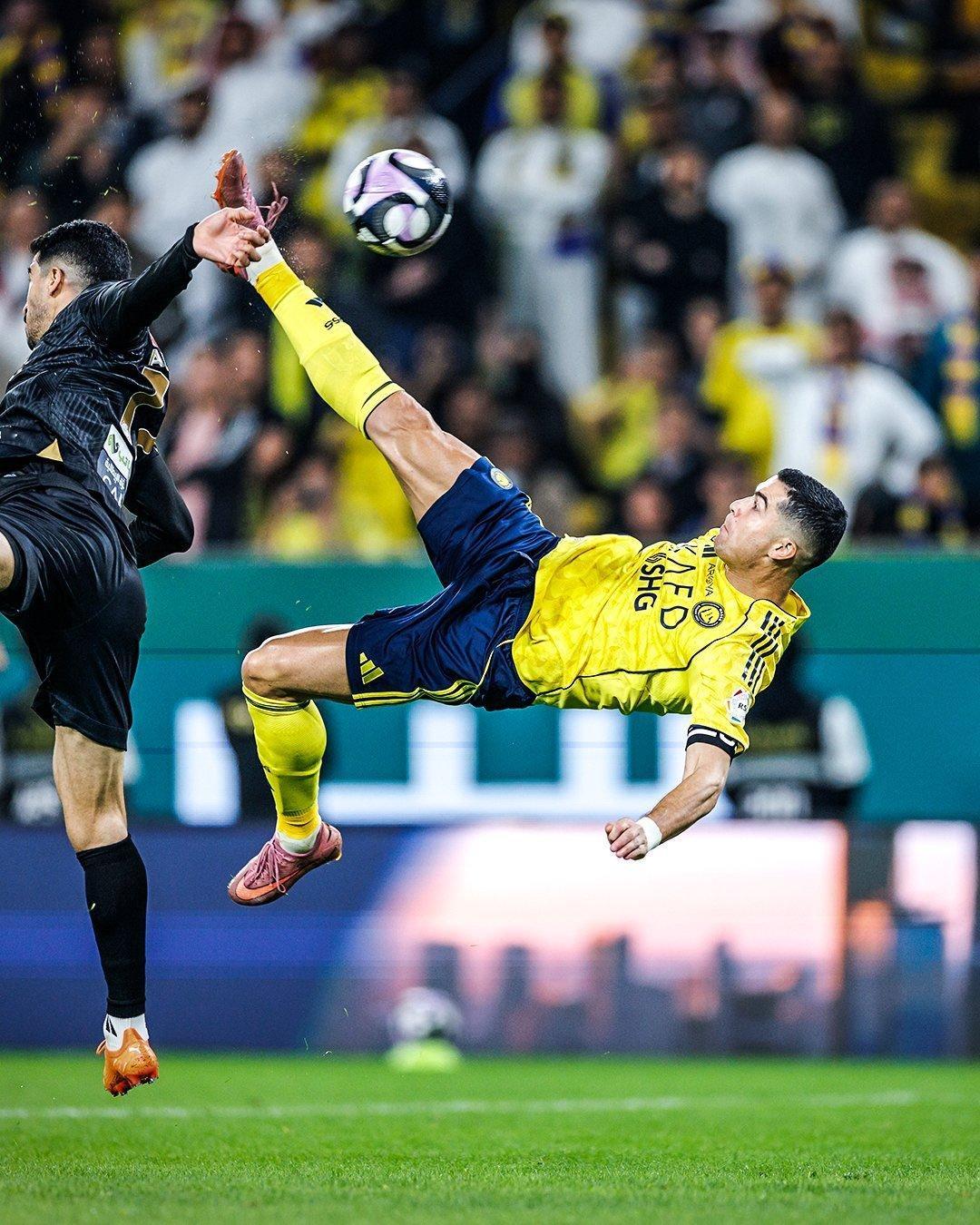 🚨C罗成为足坛历史唯一一位在30岁前和30岁后俱乐部进球均破400球的球员！！