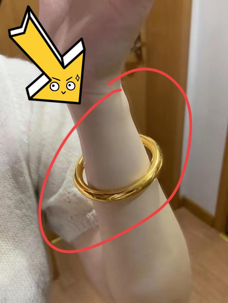 被我同事气笑了，她戴了个50克金镯子来上班，我就随口问了一句现在跌了很多吗？她
