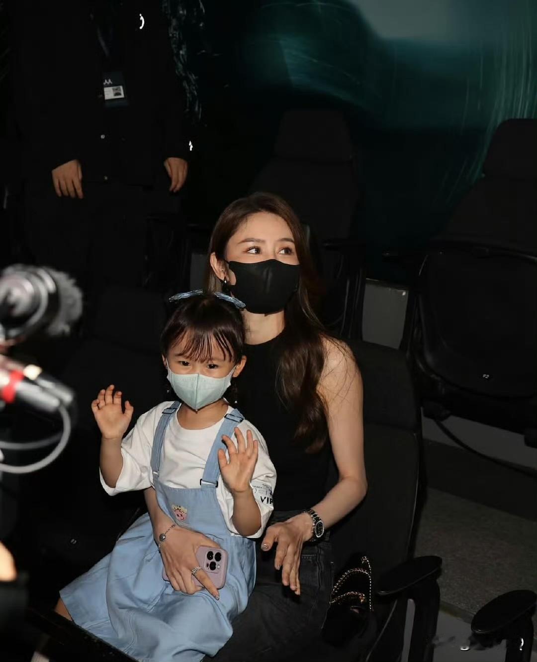 张馨月带着女儿Luna去看林峯演唱会，母女俩全程口罩显得非常低调，Luna也十分