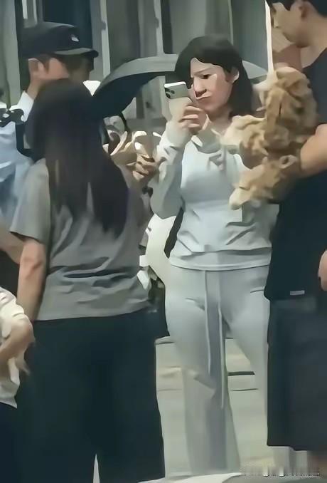 黄一鸣私底下居然这么魁梧，虎背熊腰一身赘肉，和直播时的小仙女判若两人。她性格
