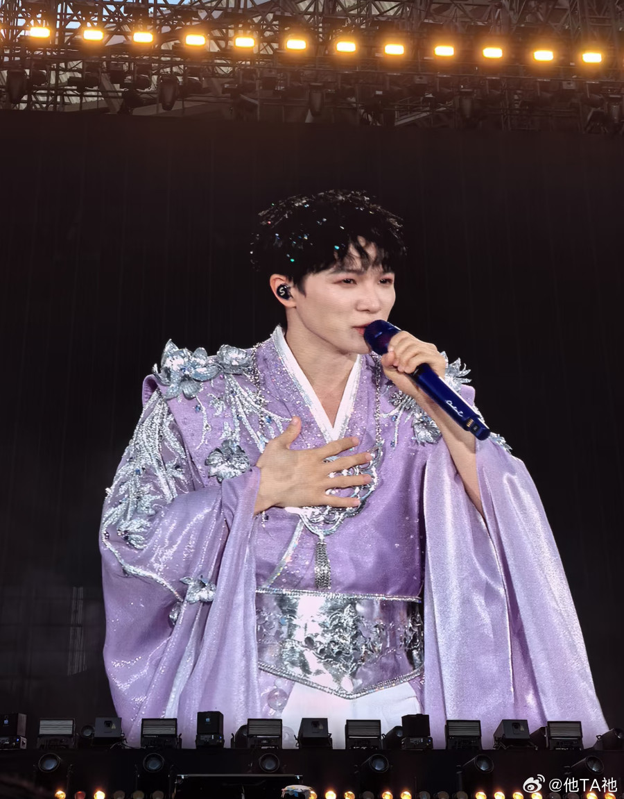 又是新衣服！！！紫薯小殿下帅气宝宝周深周深2026深深的巡回演唱会胸口有猫咪