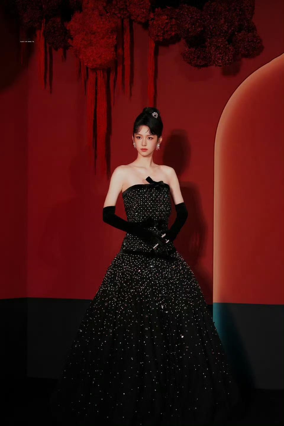 周也这组赫本风直接封神当周也穿上赫本风，时光都为她驻足。红唇惊艳，黑裙优雅，盘发