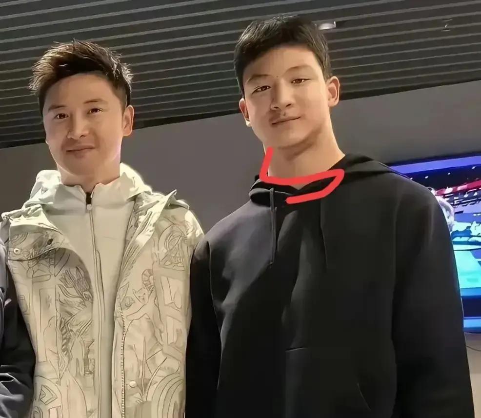 田亮晒儿子打球照，脖子粗得不像青春期抽条，被弹幕直接点名库欣。我刷到时也吓一跳