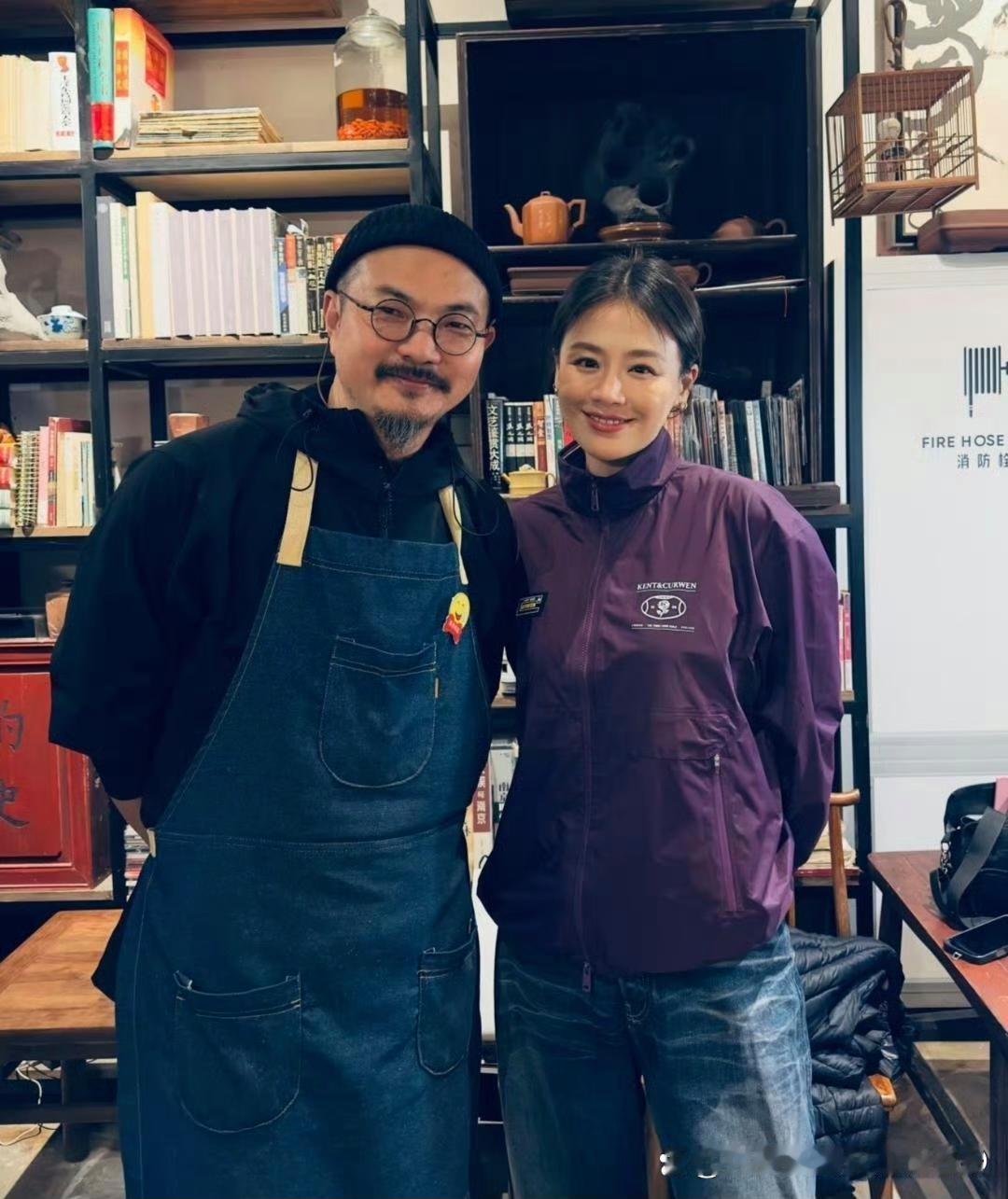 37岁的马思纯在南京游玩呢，她这打扮老时尚了。自打减肥后，瞅着可美了，气质那是越