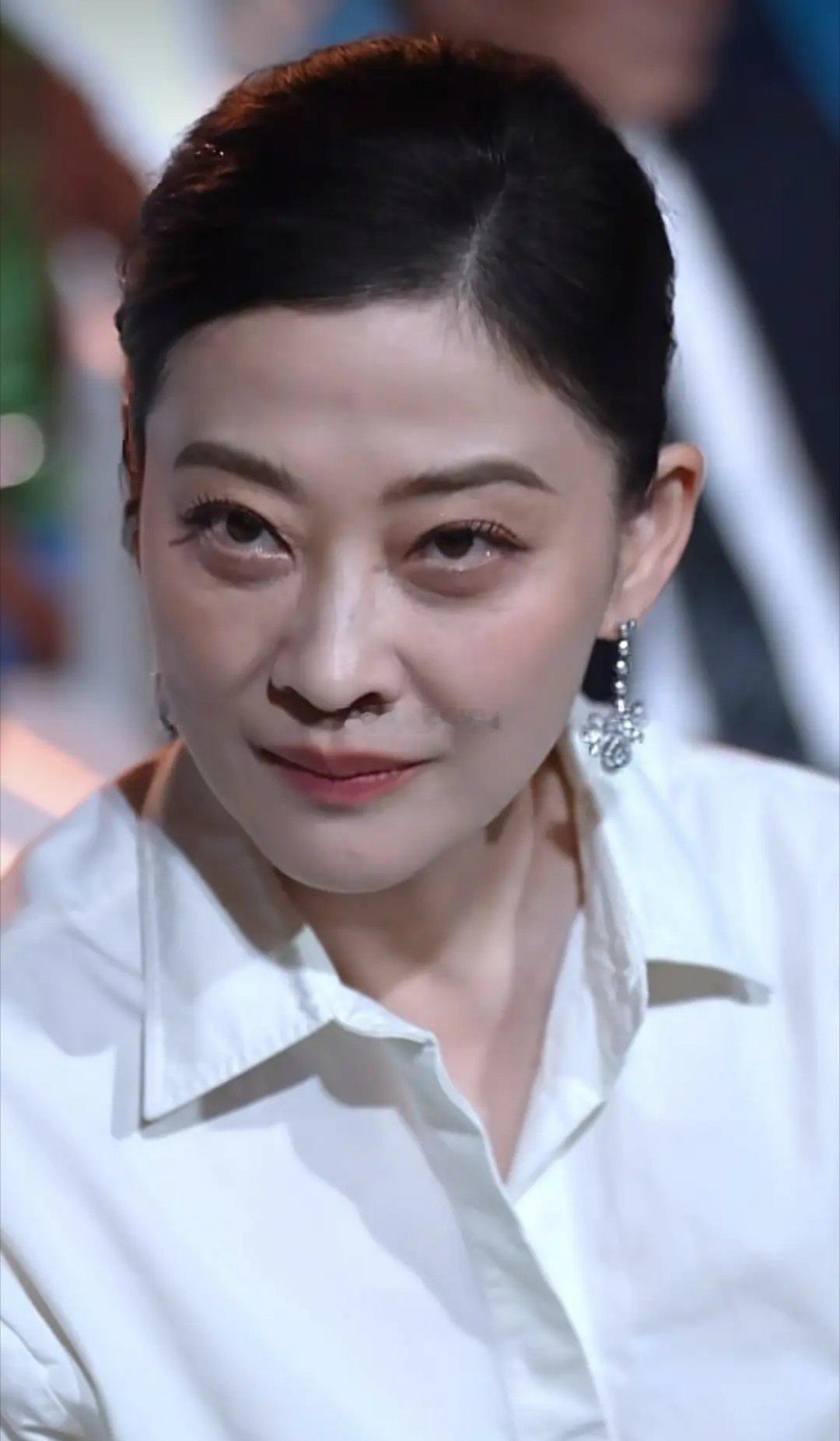 50岁梅婷活动现场怼脸拍，脸型精致立体，皮肤白皙透亮，面部状态真实自然，丝毫看不