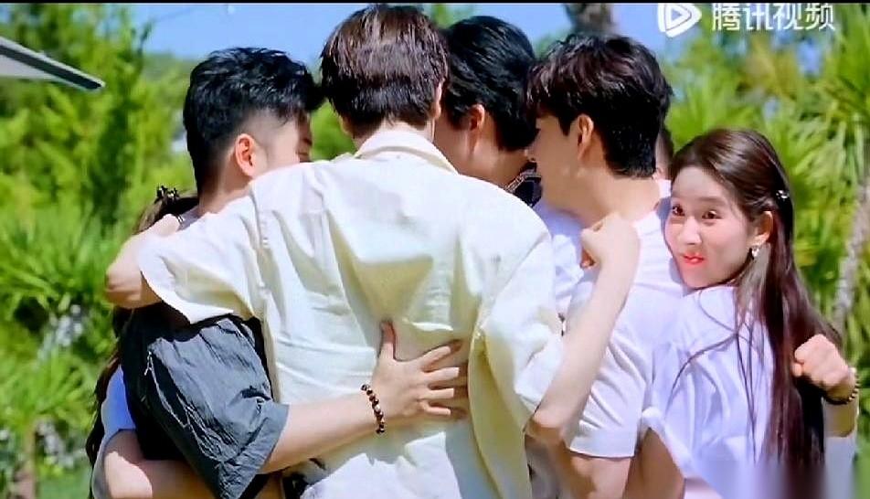 看到王玉雯毫不犹豫地整个人贴到陈星旭背上那一刻，我差点就信了。真的，就差那么一