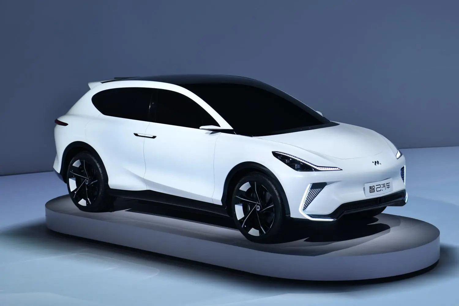 关注中大型纯电SUV的话，智己LS7真有不少可圈可点的地方。穹顶玻璃视野特通透，