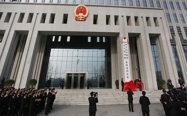 试想一下，你在单位休息室跟男同事吵了一架，拉扯之间抢了下对方手机，结果对方转身拿