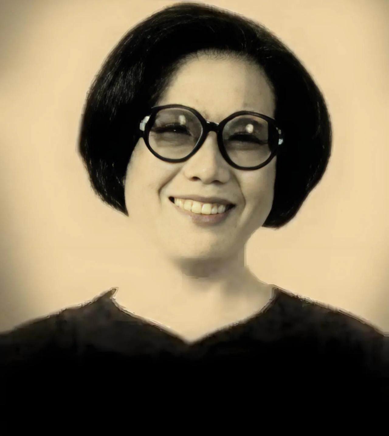 1942年，作家沉樱正怀3胎，得知丈夫把全部家当3万块，拿去给戏子赎身。她不哭不