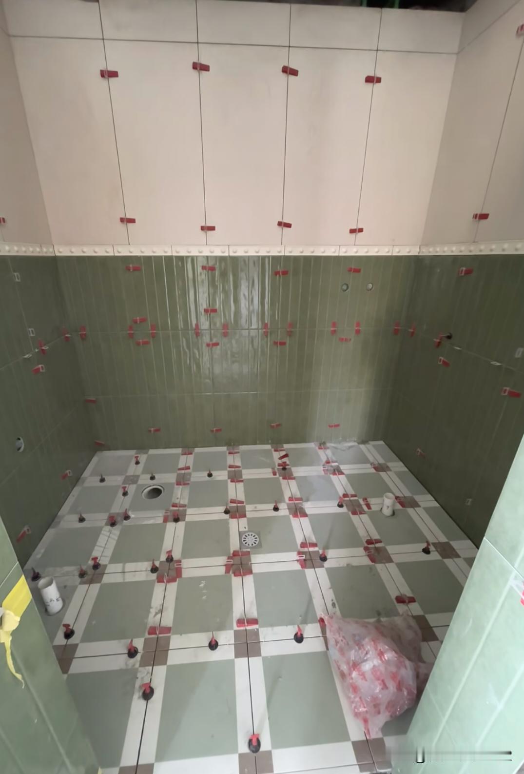 我爸居然说丑死了，他说这个风格像民国时期发生枪战以后，救伤的医院的风格。晕！他越