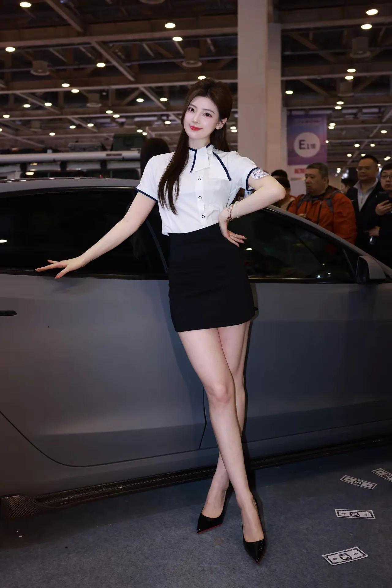 时尚穿搭指南：优雅白衬衫+黑色短裙，尽显都市女性魅力！👗👠春晓车展大长腿[给