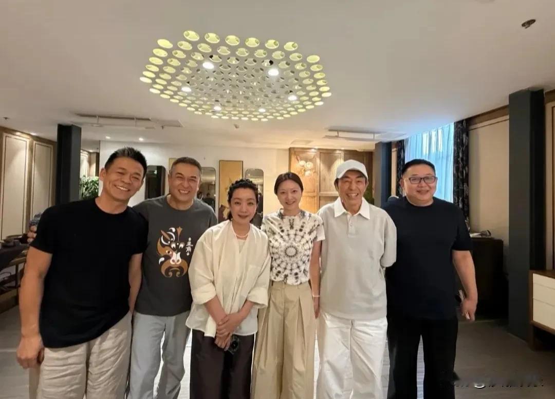张艺谋夫妇罕见合体！6月7日，“苟存忠”的饰演者孙浩在社交账号上晒出了一组聚