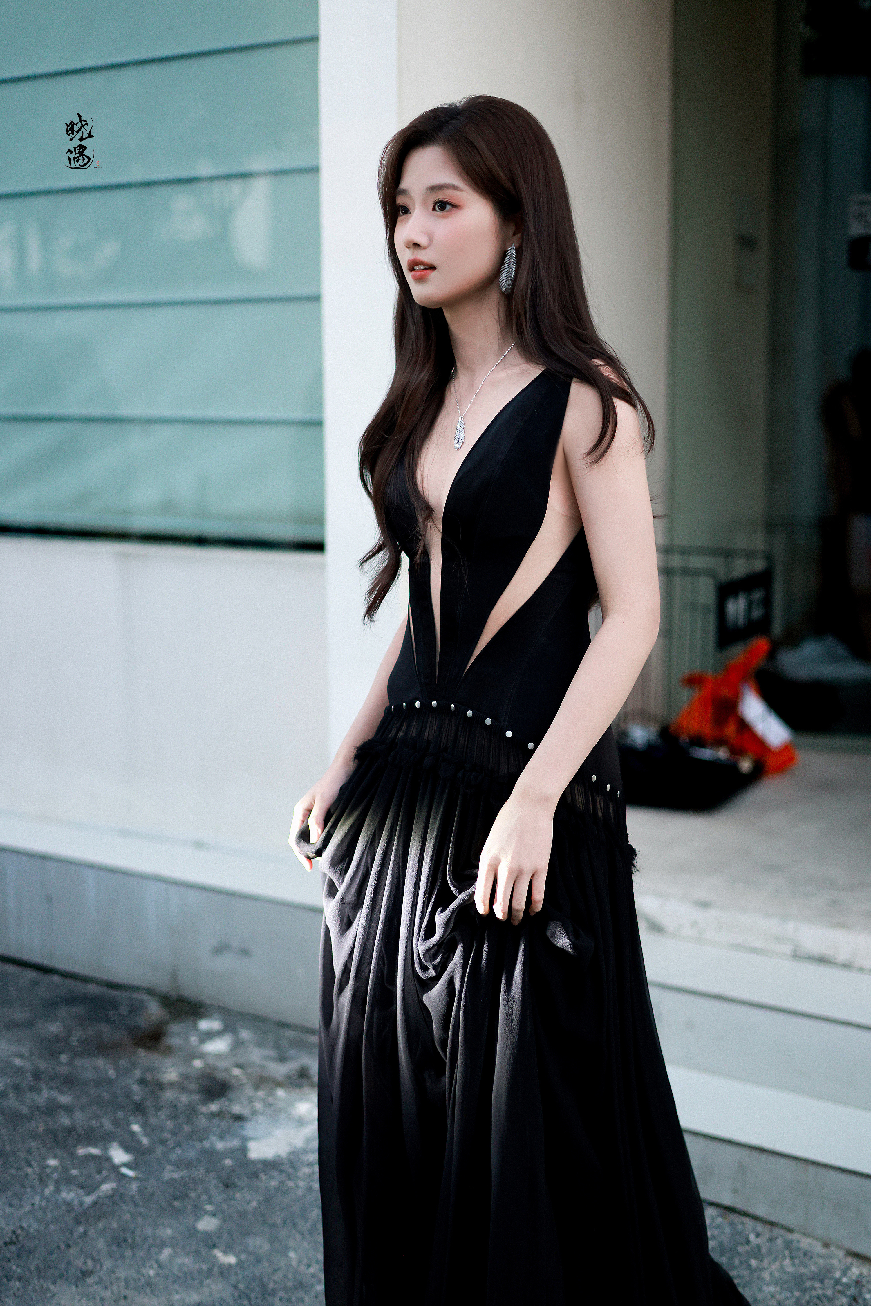 卢昱晓甜美的笑容配上慵懒的卷发，气质灵动又妩媚，美得让人移不开眼