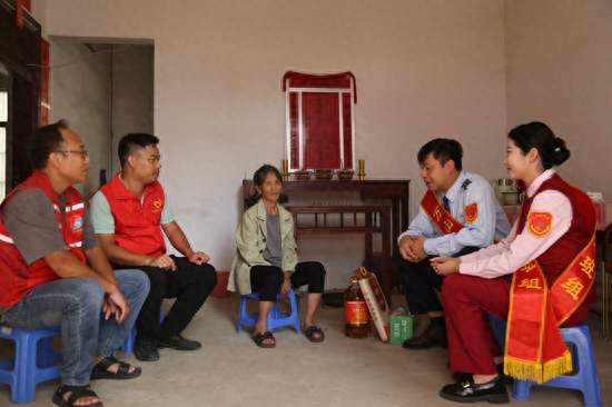 钦崇分公司党支部开展慰问孤寡老人志愿服务活动