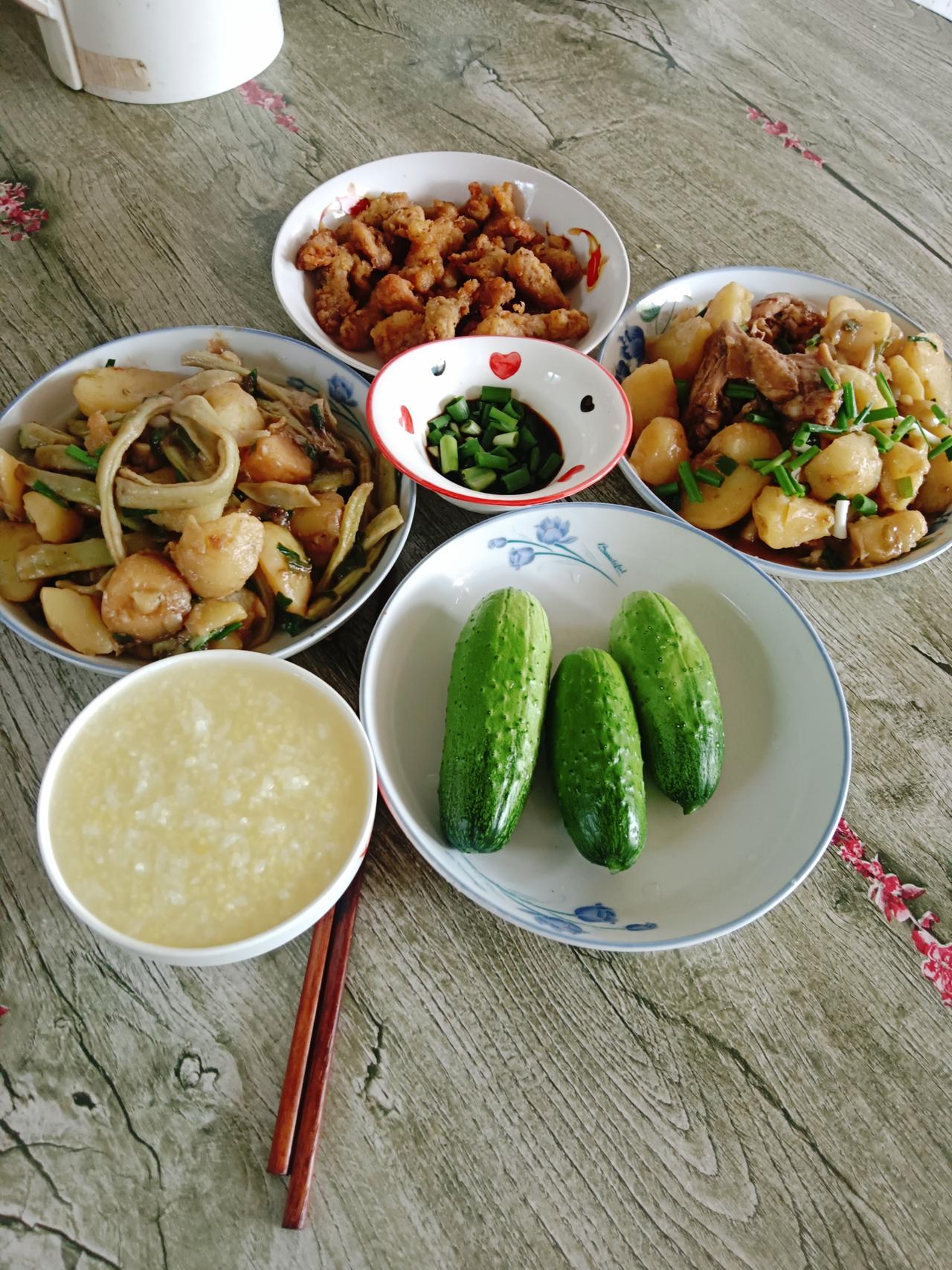 往后我不用花钱也饿不死了，地蛋，黄瓜，豆角都下来了，天天就吃呗[捂脸哭][捂脸哭][