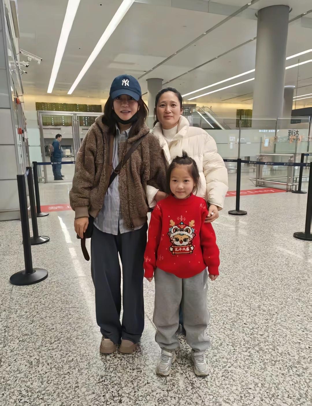 这两天，薇姐现身机场再次被粉丝遇到，粉丝有机会和徽姐进行了合影。薇姐的打扮依