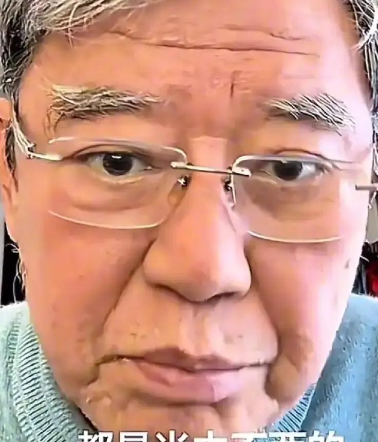 李立群认了半辈子的“我娘”，可能根本不是他亲娘。他侄子刚举着褪色照片，指尖点着