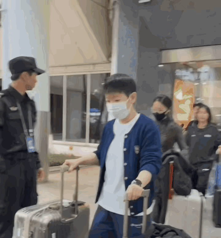 🔥太过分！孙颖莎暖心捡衣服竟遭代拍围堵怼脸拍，场面