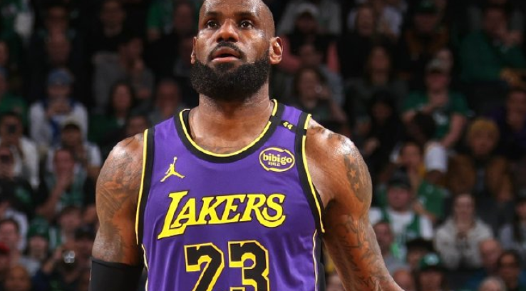 詹姆斯左脚又伤了！再缺4场将终结21连最佳阵容神话，经纪人：健康重于荣誉，湖人却陷入两难