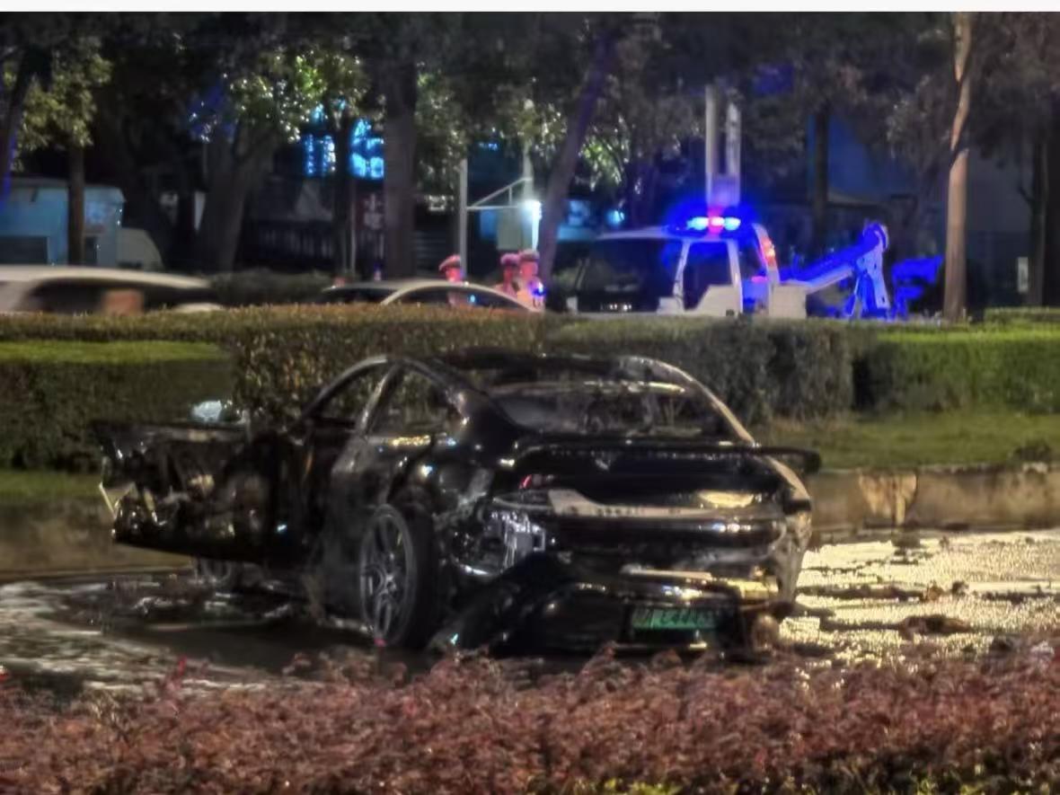 小米SU7出车祸亖人这事，到底是不是车的问题？只能说车的问题占一半。看官方公