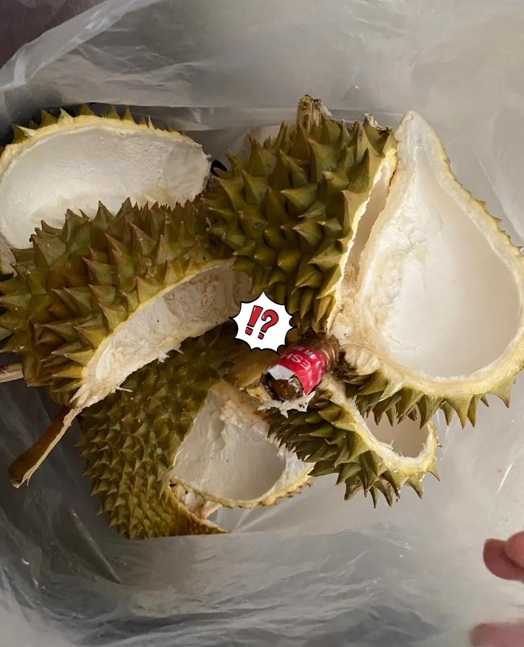 我老公买了一个大榴莲回来，当时我正在厨房里做饭，他们一家人打开就开吃了，也没有叫