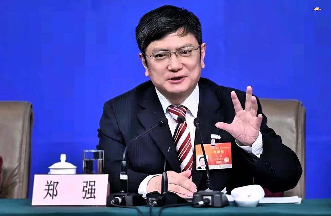 教育部明确表示，英语仍然是中考、高考三大主科之一，在短时间内不会改变。随着新