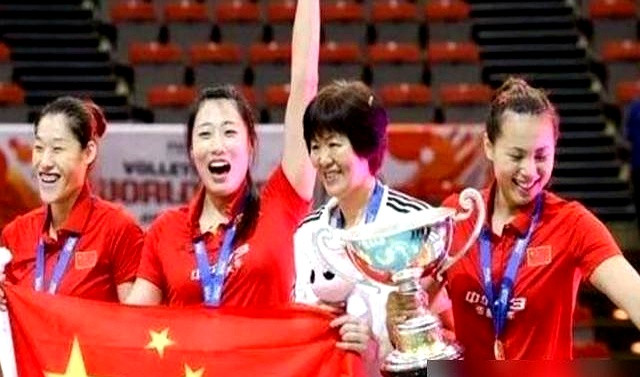 当年里约周期郎平带着女排苦战，前中国奥委会秘书长一句“换谁都能出成绩”，可把真金白银买票进场熬夜看球