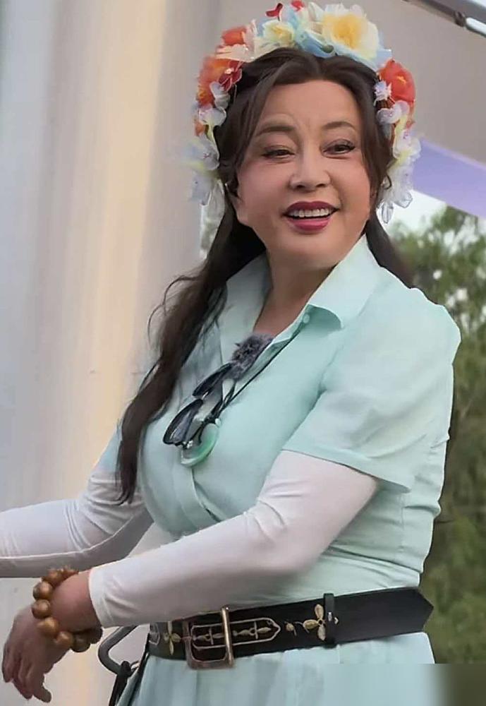 别再骂刘晓庆装嫩了，她早就把话挑明了。你以为她在乎装嫩？她直接怼脸：我年轻时