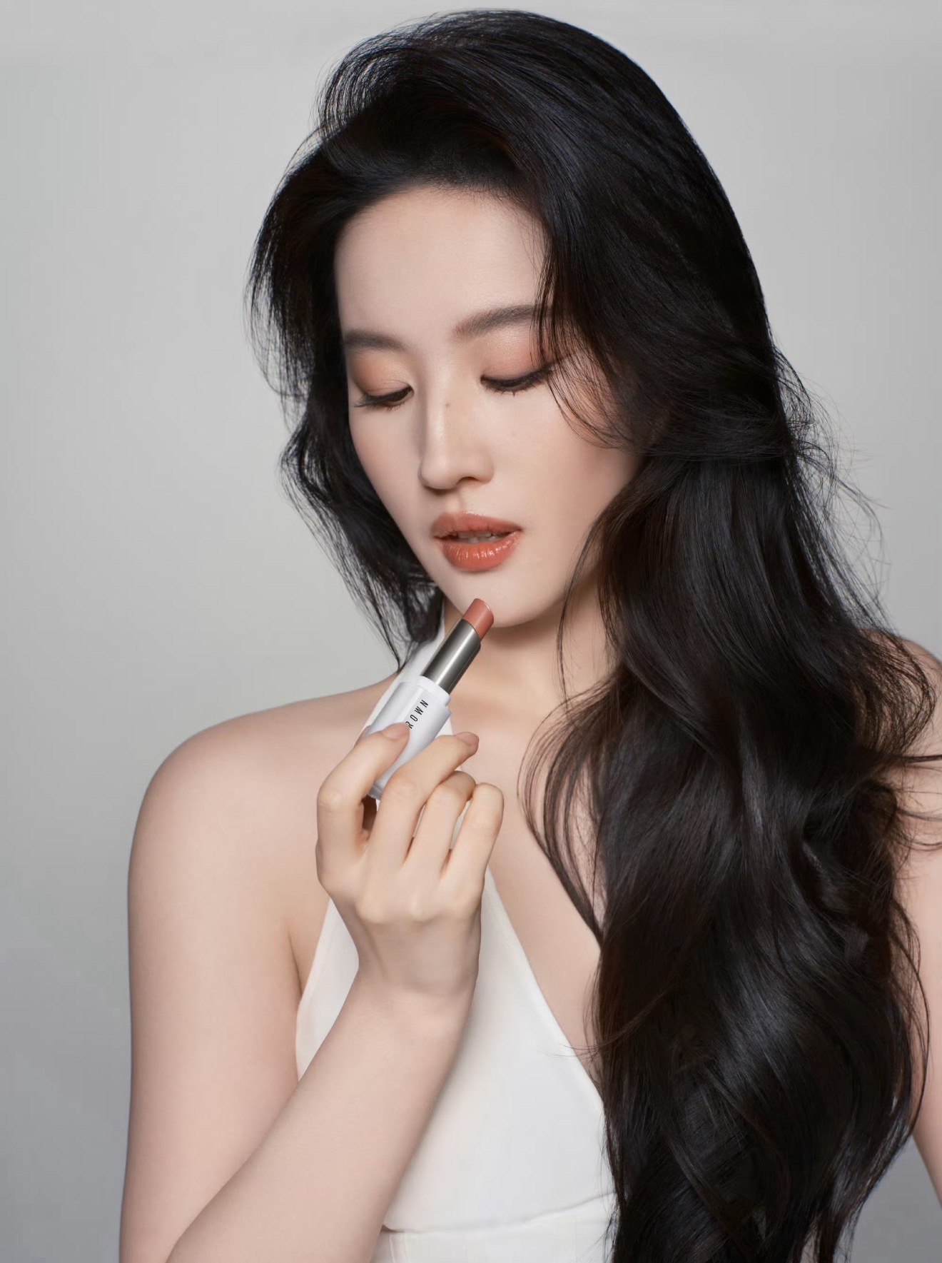 芭比波朗换新代言人后，美商就突然开窍了…浑身都透露出我很贵的气质…期待下明天刘亦