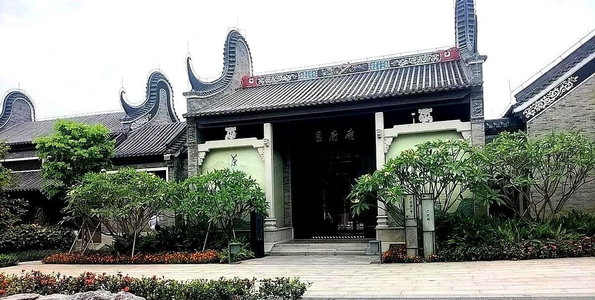 中年女人如果喜欢你，她会主动给你暗示。上周聚餐听朋友说个真事儿，他部门主管大姐
