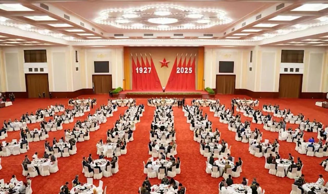 特朗普刚公布台湾省关税，董军就当着各国武官的面直言：为实现统一大业，解放军时刻准