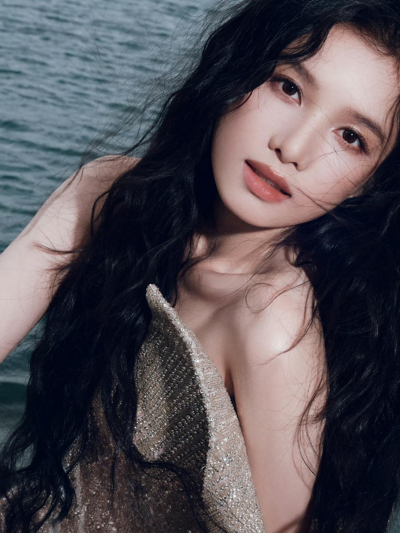 张婧仪，颜值清丽，气质优雅，一袭礼裙更衬得温婉大气，如星光下的优雅精灵。