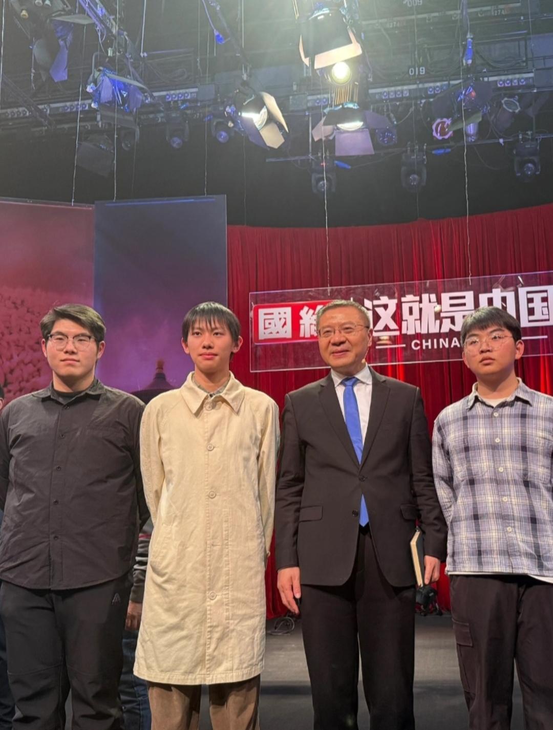 张维为教授的魅力到底在什么地方？有些网友会很困惑，为什么学生们对张维为教授感到很