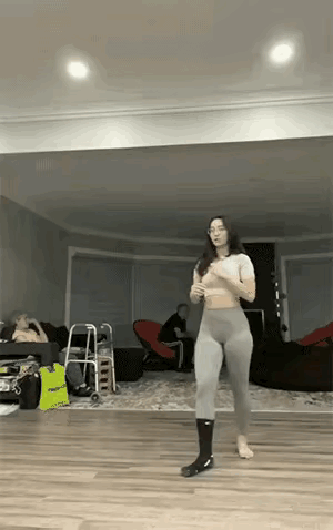 一位老色鬼说:男人如果不抓紧时间去好色，以后肠子悔青都来不及。昨天不色，今天不色