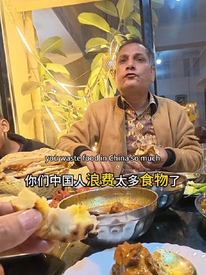 这位印度老哥抱怨中国人浪费了太多食物，这种现象在印度是不可想象的，他建议中国人要