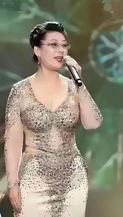 72岁的关牧村，风头出尽？跟莫文蔚同台演出，穿的这服装把莫文蔚比成小卡拉米了。