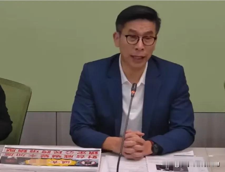 对于大陆警方侦办沈伯洋，民进党团干事长钟佳滨叫嚣，“这是武统的前奏。更严重的来说