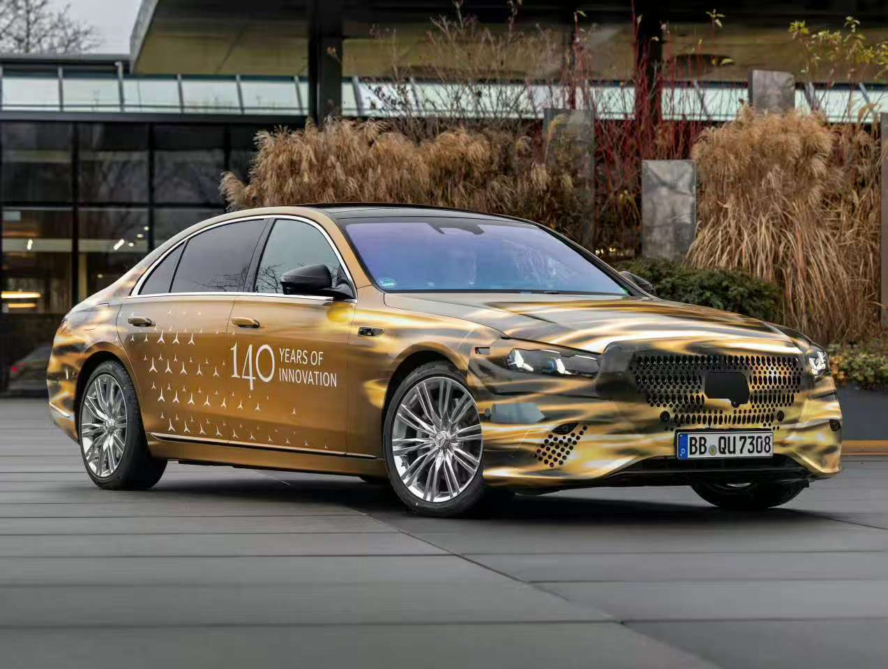 新款奔驰S级确定1月29日全球首发，外观看上去大换代，看得出来奔驰对自家旗舰轿车