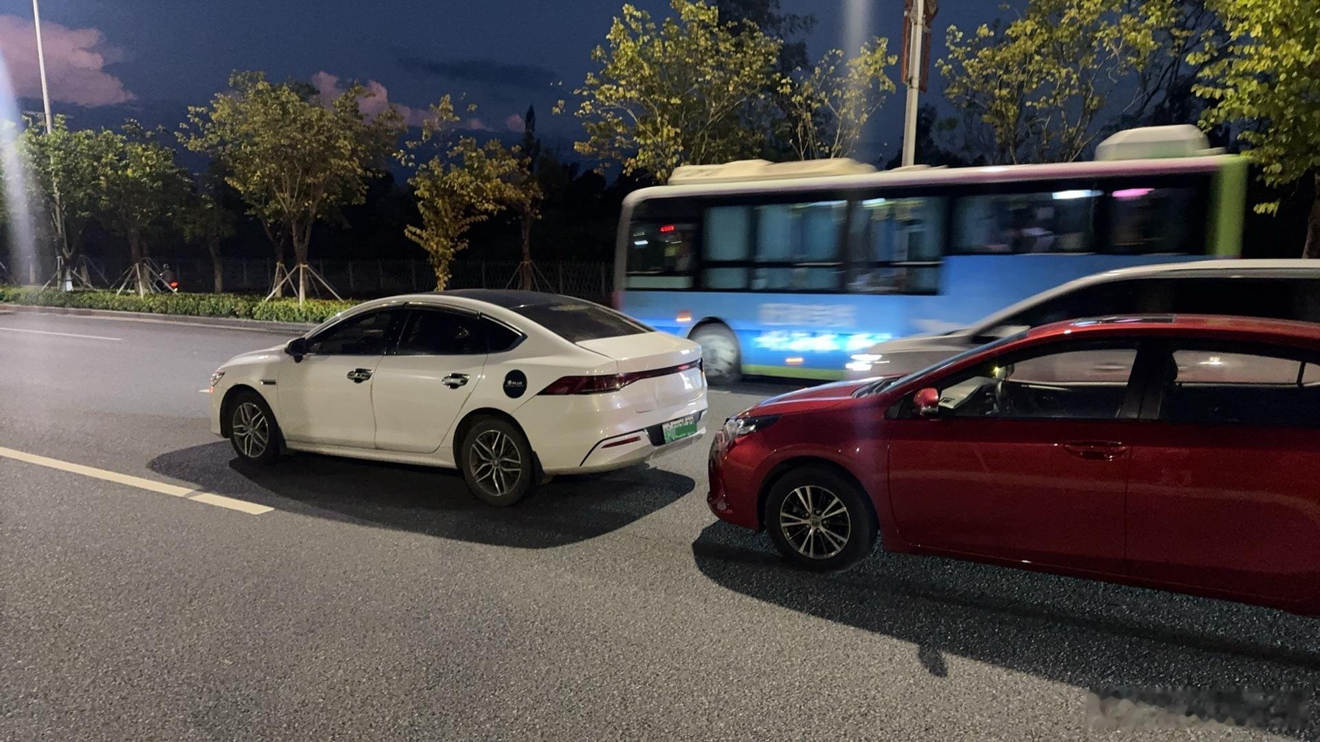 拿驾照没一个月就追尾了😢等红绿灯没保持安全距离前方急刹车一个没看到就惯性撞上去…急的快哭了，人家出