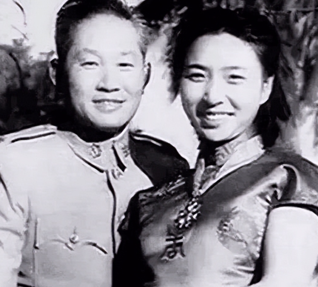 1951年，孙立人脱了衣服上床之后，习惯性抱住老婆，却感觉到不对劲，他立即翻身下