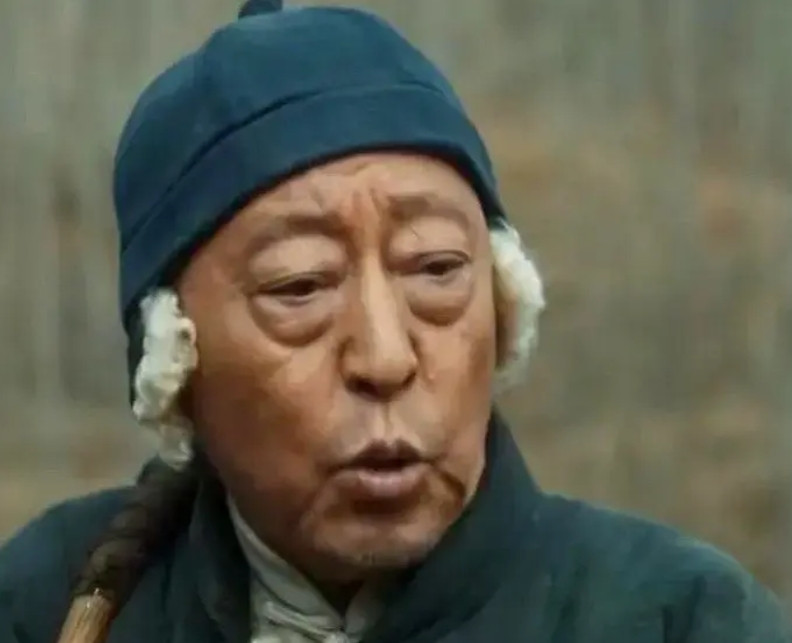 倪大红把地主演成捡粪老头，观众炸了锅，可真正的地主家，连梳头丫鬟都能变妾，生三个