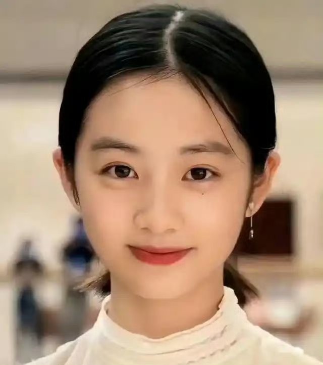 黄多多19岁正式出道引发关注，近照中身材明显消瘦，与以往形象变化较大。网友热议她