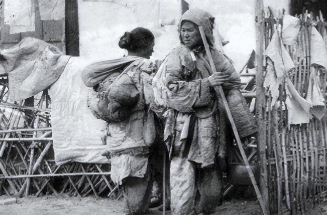 1949年9月，湖南易家湾码头，一个副军长在视察工作时，突然盯上了人群中一个端着