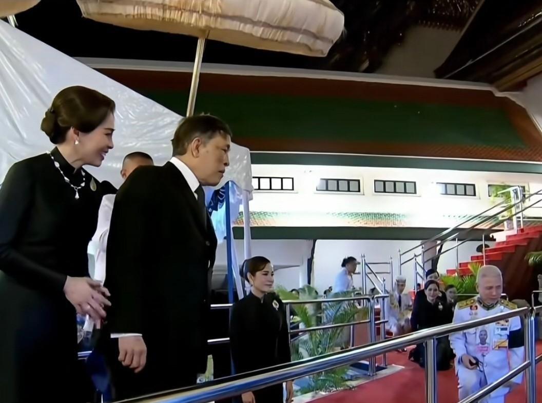 淡定豆浆看来还是得当王后看诗妮娜和后面那泰国王室公务现场出现明显地位差异！苏提