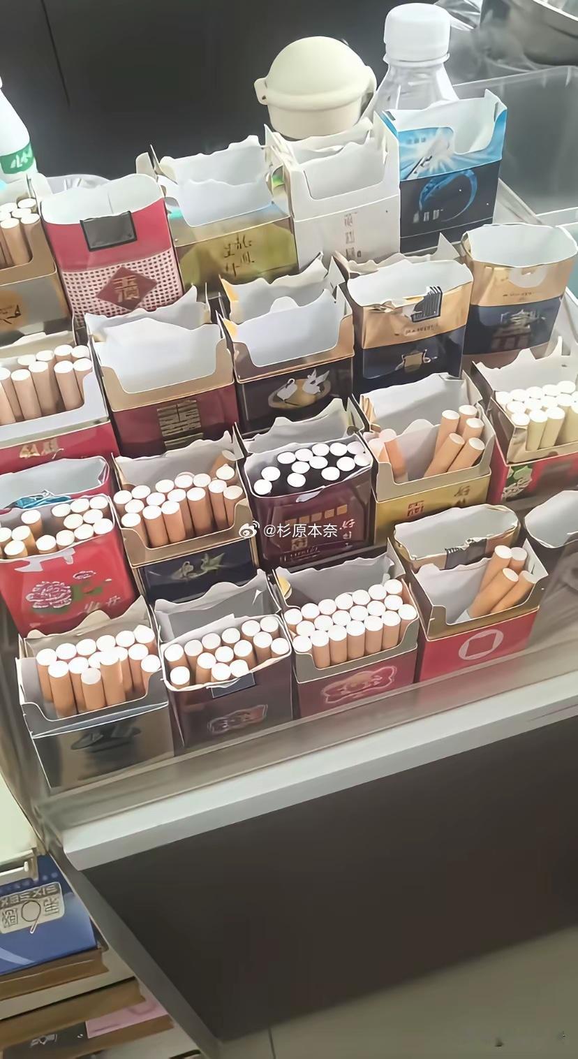 这超市老板真会做生意，烟都拆开零售了，老板说客户可以一根一根的买，消费降级不至于